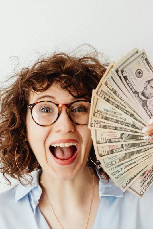 Woman with money - Ebook